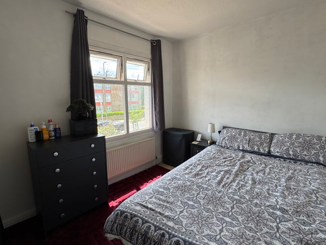 Bright Room in a Friendly Cricklewood House Share Main Photo