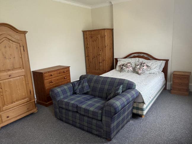 Large Modern Bed Living Room - Great Location Main Photo