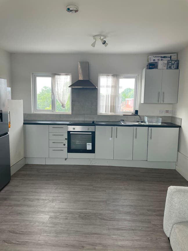 One-Bedroom Flat to Rent Mitcham CR4 1BF Main Photo