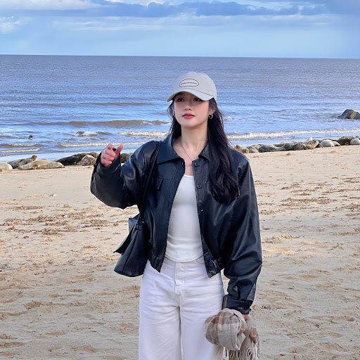 Professional Female seeks a double room Main Photo