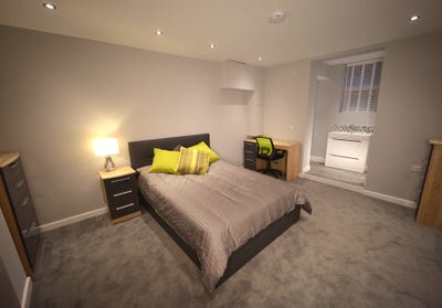 Large Double En-suite in Professional House Share Main Photo