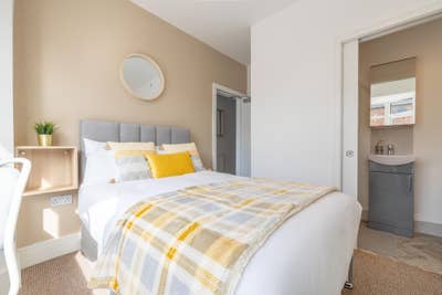 Fully Furnished Double Rooms Available in BT5  Main Photo