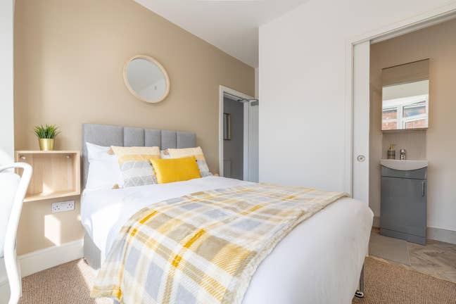 Fully Furnished Double Rooms Available in BT5  Main Photo