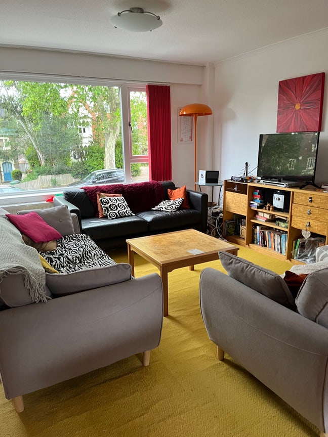 Large room in 1960s townhouse close to transport Main Photo