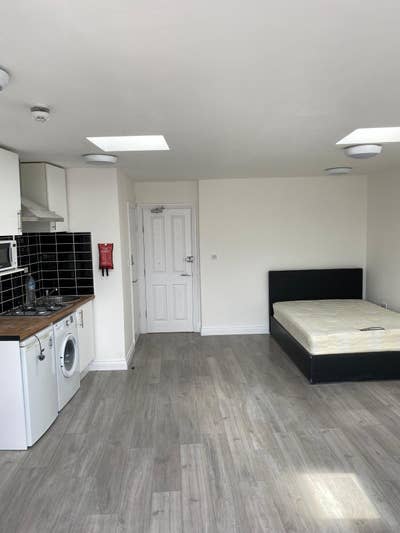 3rd Floor Studio in Walworth*Couple Allowed* Main Photo