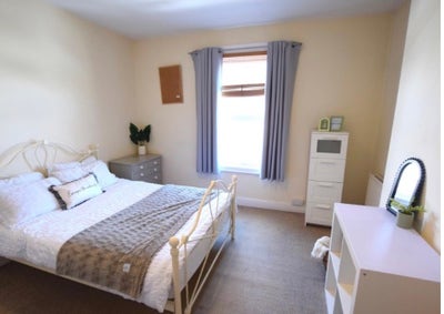 Room available for female uni student Main Photo