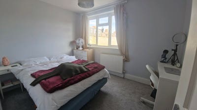 Quiet Double Room in a Modern 2-Bed Flat Main Photo