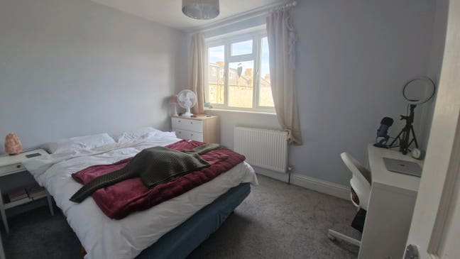 Quiet Double Room in a Modern 2-Bed Flat Main Photo