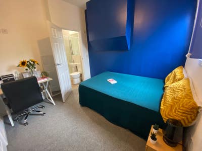 CV2 4FX – City Centre – Premium ensuite Room Main Photo