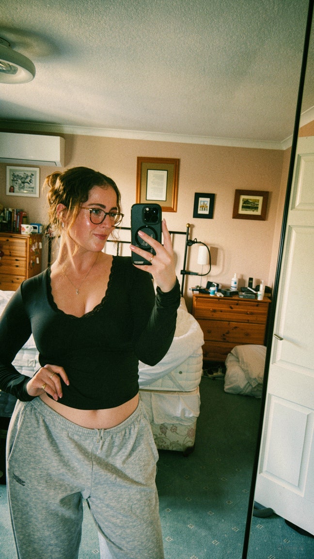 Young professional seeking female room/flatshare Main Photo