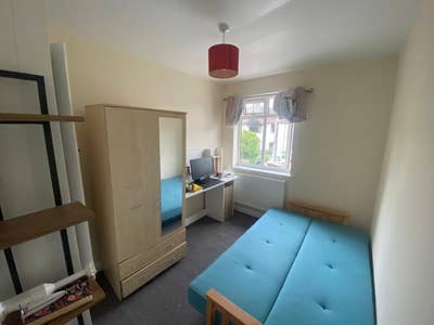 Cozy Room Available in Cowley House Share Main Photo