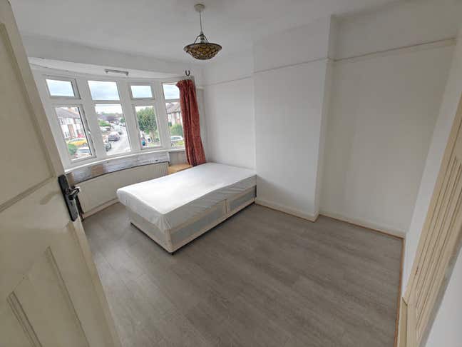 2 Double Room to let - Hounslow TW4 Main Photo
