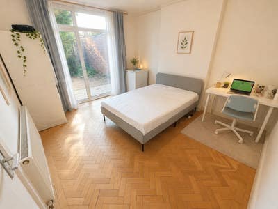 Cosy Room with Private Garden - No Deposit Main Photo
