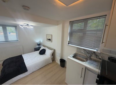 Modern Studio Flat with en-suite in Tipton 🏠 Main Photo