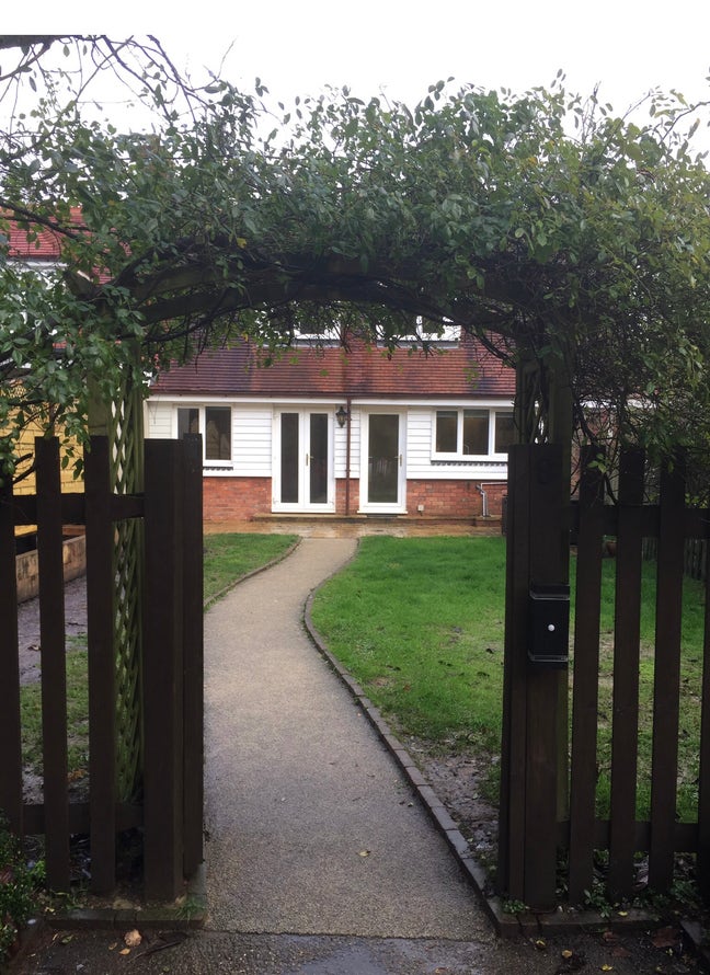 Double Room for  professional woman to Rent  Main Photo