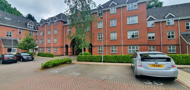 2 bed Flat. Sale Altrincham, parking, transport Main Photo