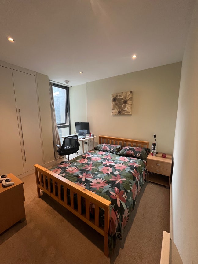 Modern Double Room with Private Bathroom Main Photo