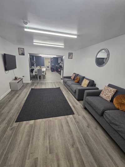 Massive Studio Ensuits with Bills &pound;1100 Main Photo