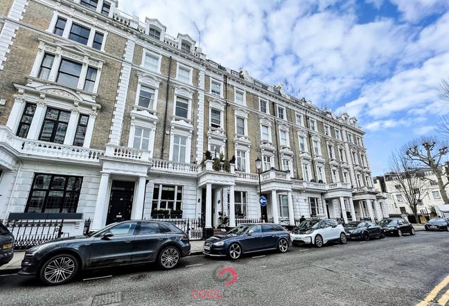 Bedsit in Linden Gardens, Notting Hill, W2 Main Photo