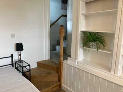 Furnished room with en-suite wet room Main Photo