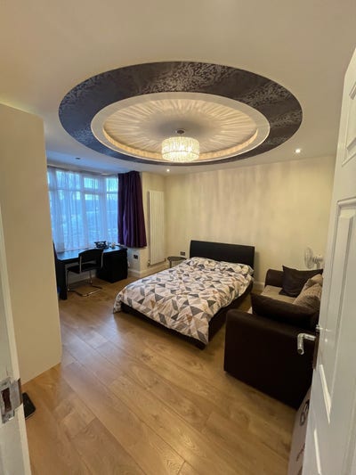 Large Double Room with Private Bathroom Main Photo