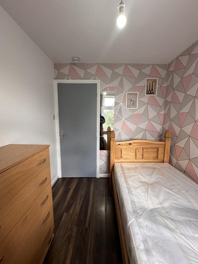 Single & Doible Room near Mile End station  Main Photo