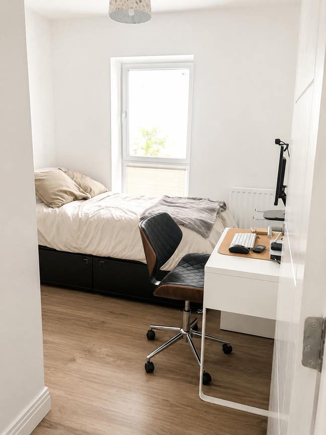 Room available in a modern city centre flat Main Photo