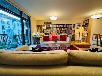 Large, centrally located bright modern apartment  Main Photo
