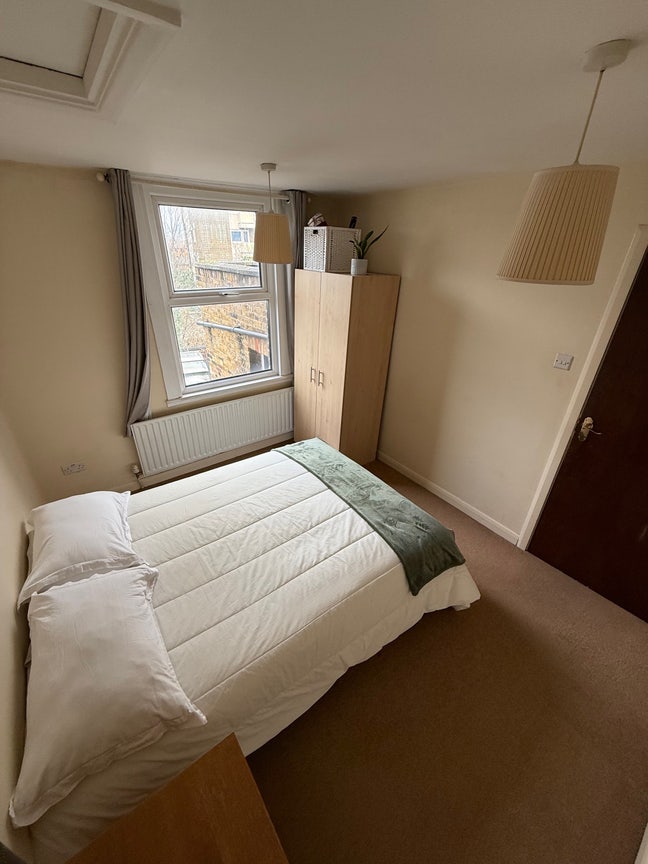 Double bedroom in a 3-bed mansionette -Goldhawk Rd Main Photo