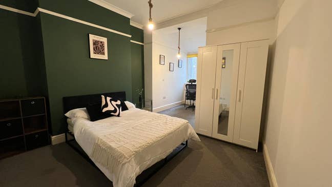 Spacious Room in Central Location  Main Photo