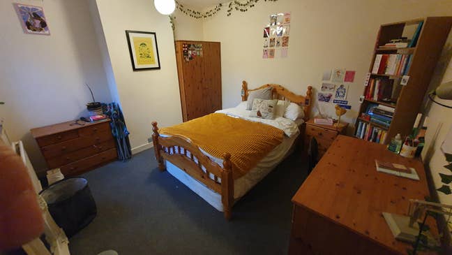 Room in 4 bed house with 3 profesional females Main Photo