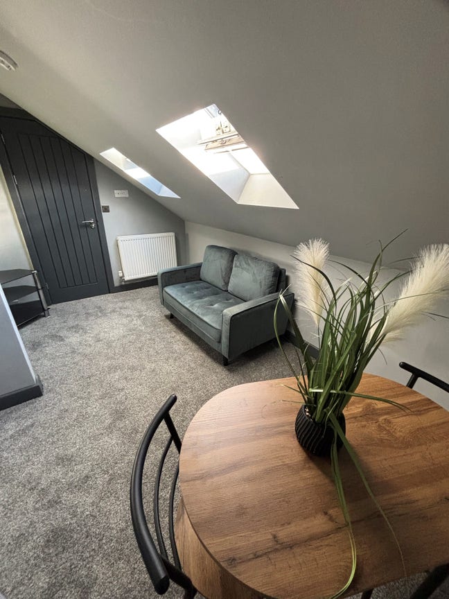 Spacious Top Floor Studio/Flat Main Photo