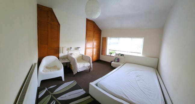A spacious bright double room  Main Photo