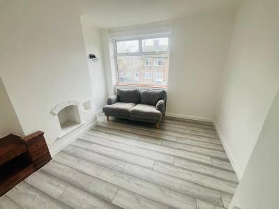 2 double room available,one for only need girl Main Photo