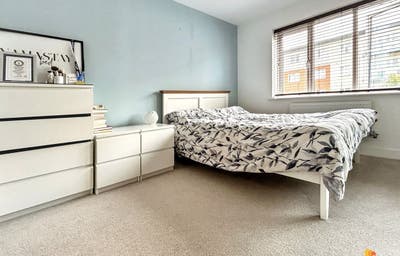 Modern 2-Bed Flat with Private Balcony & Parking Main Photo