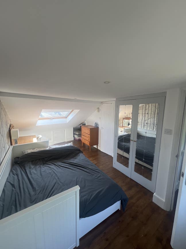 Large bright bedroom  Main Photo