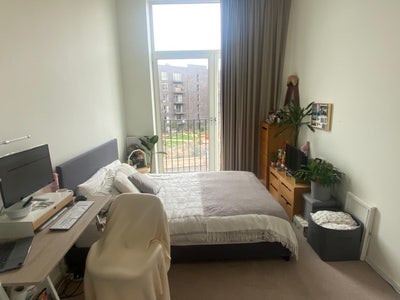 Large bright beautiful double room in a townhouse  Main Photo