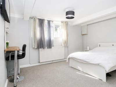  A beautiful sized double room with an ensuite Main Photo