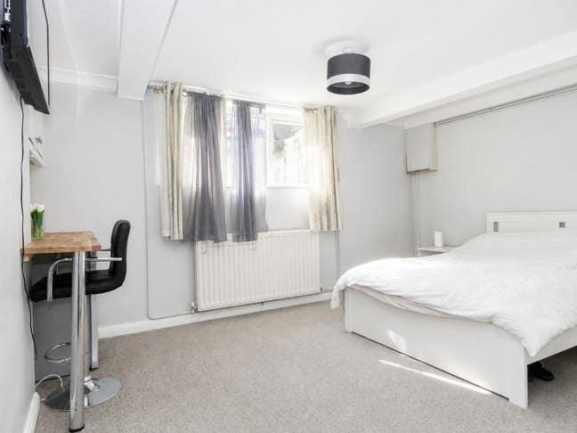  A beautiful sized double room with an ensuite Main Photo