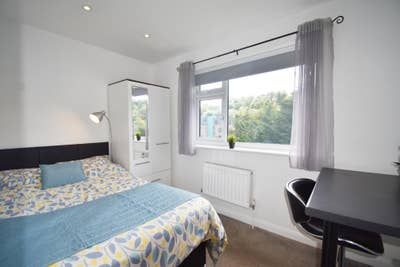Cosy room just 5 mins Caterham stn! All bills inc! Main Photo
