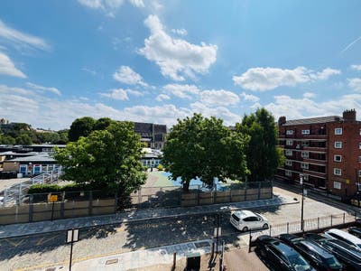 Spacious 2 Bedroom Flat to let in Gants Hill Main Photo