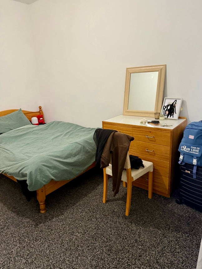 Double bedroom fully furnished in female only hous Main Photo