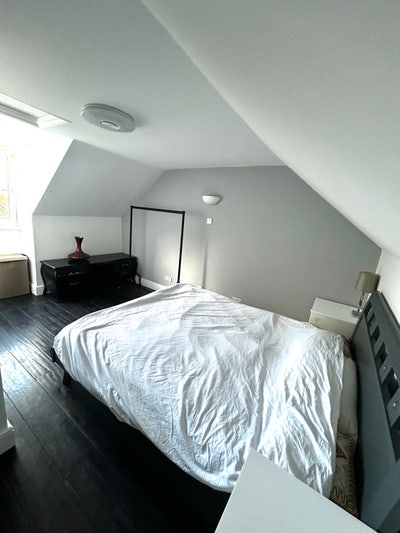 Beautiful Top floor room  near town Main Photo