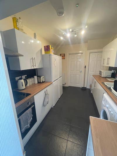 Available Now! En-Suite Room Available in Thorne!! Main Photo