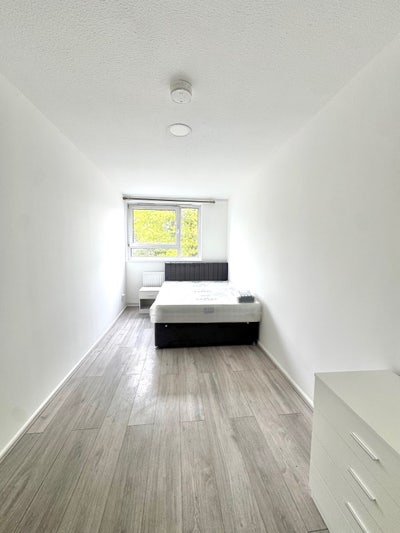 Room available Only 4 Mins Walk to New Cross Stn Main Photo