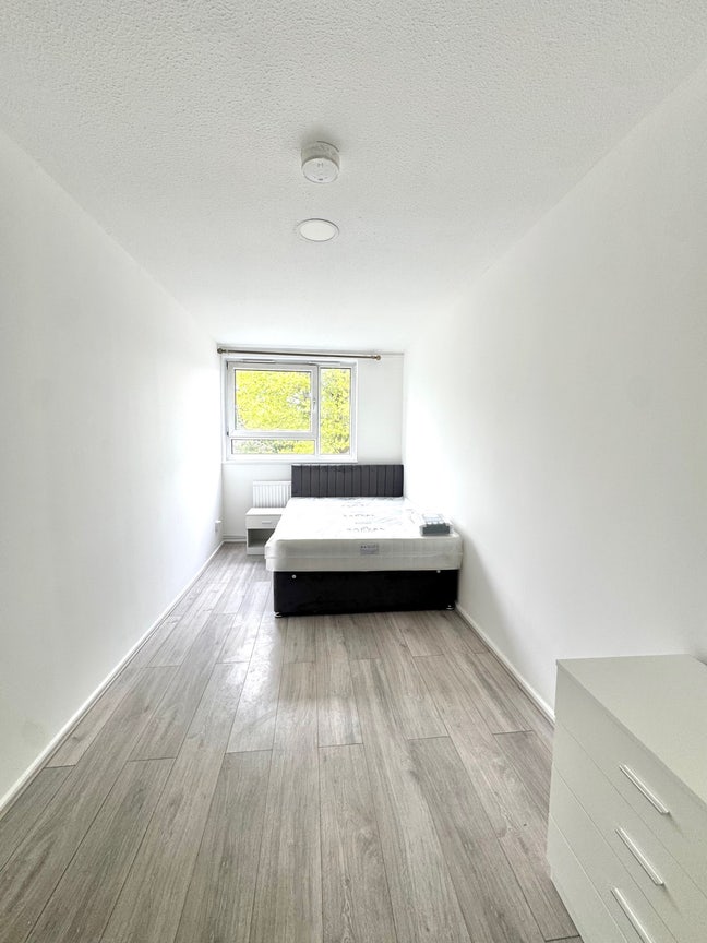 Room available Only 4 Mins Walk to New Cross Stn Main Photo