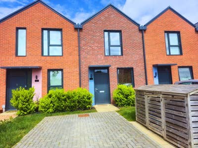 Furnished 2 Bed, 3 Bath House with Parking Main Photo
