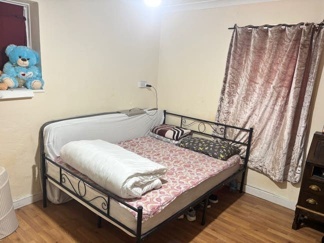 1 room available in 3 bedroom house Main Photo