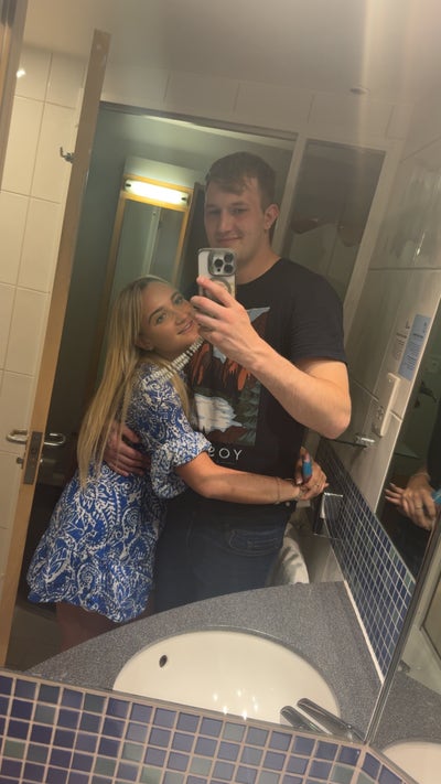 couple looking for accommodation  Main Photo