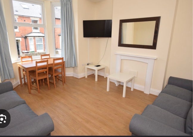 1 room in 5 girl house Main Photo